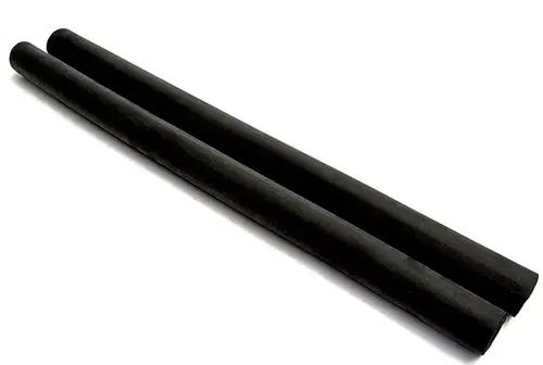 Schwarze, zylindrische Dämmschläuche, zwei Stück, geeignet für Anwendungen mit Daikin-Produkten. Sie sind lang und haben eine glatte Oberfläche.